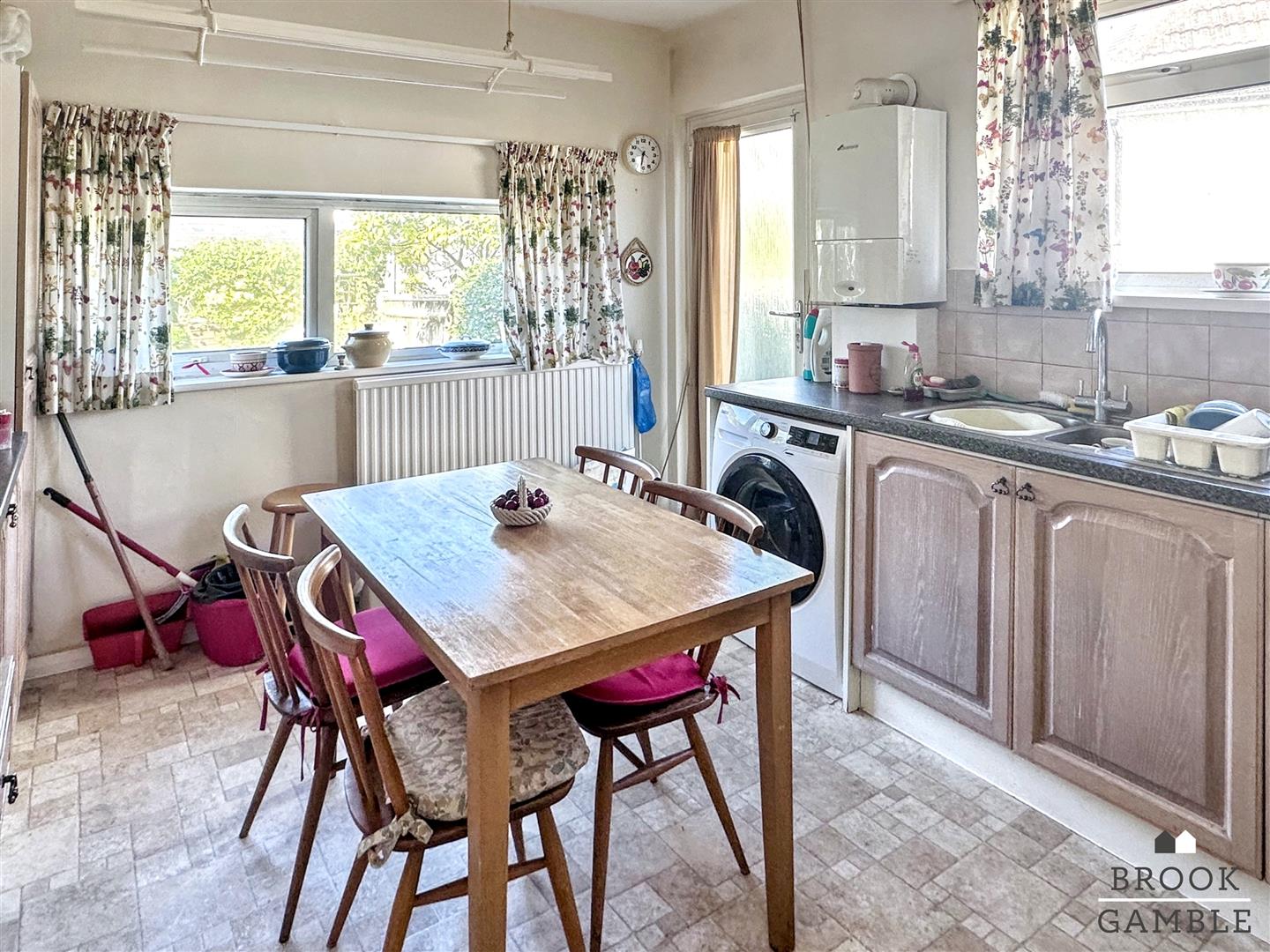 3 Bedroom House - Semi-Detached. Ocklynge Road in Eastbourne,  8